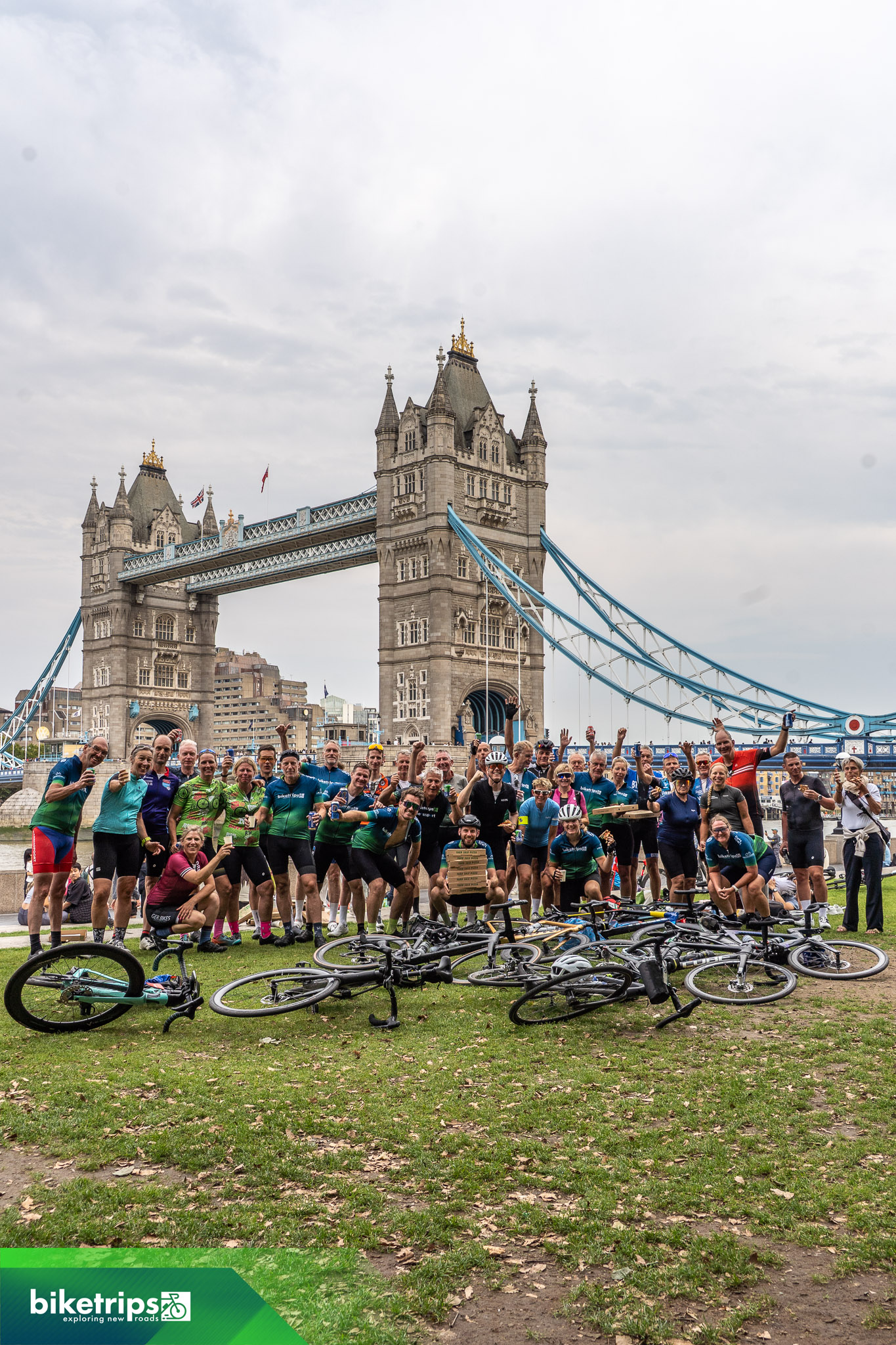 Fietsers juichen voor Tower Bridge in Londen