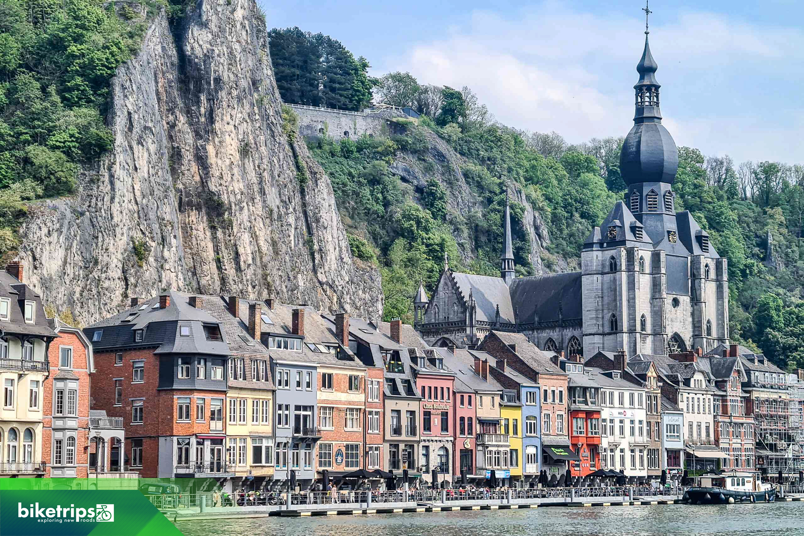 Uitzicht op Dinant aan de overkant van de Maas