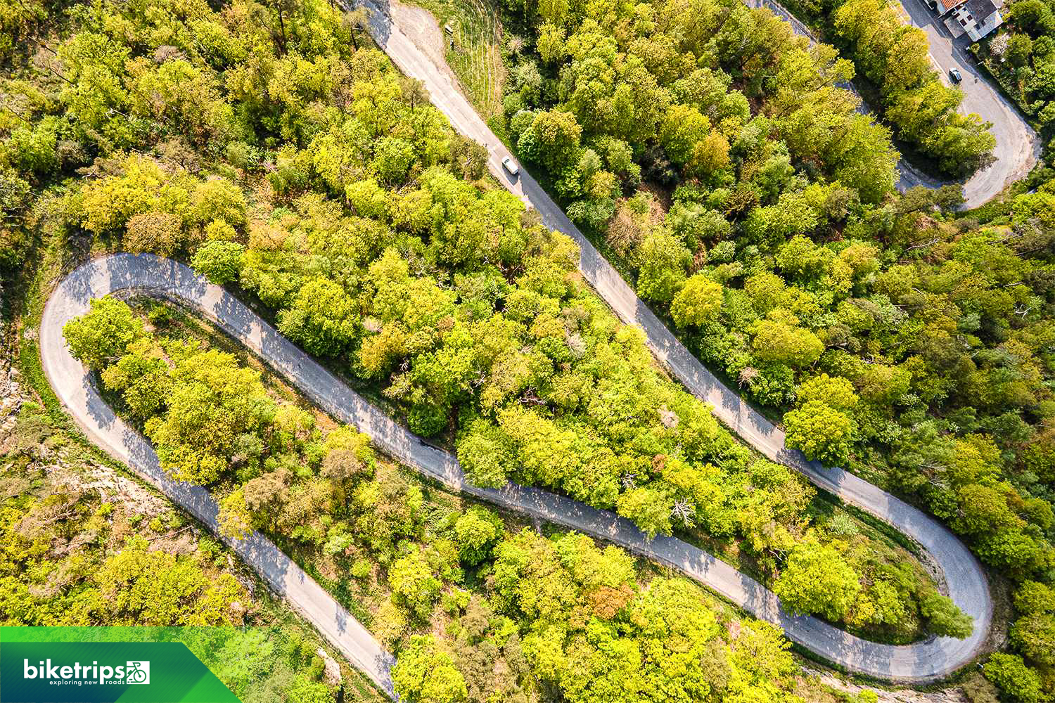 Droneshot van de haarspelbochten van de Mont Malgre Tout in de Franse Ardennen