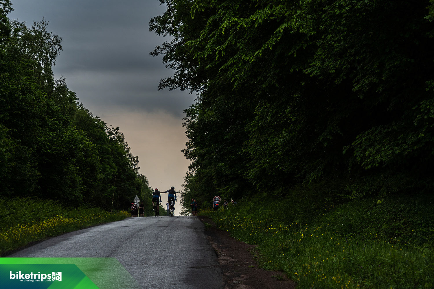 Fietsers bovenop de Mont Malgré Tour in de Franse Ardennen tijdens fietsvakantie Road to Paris