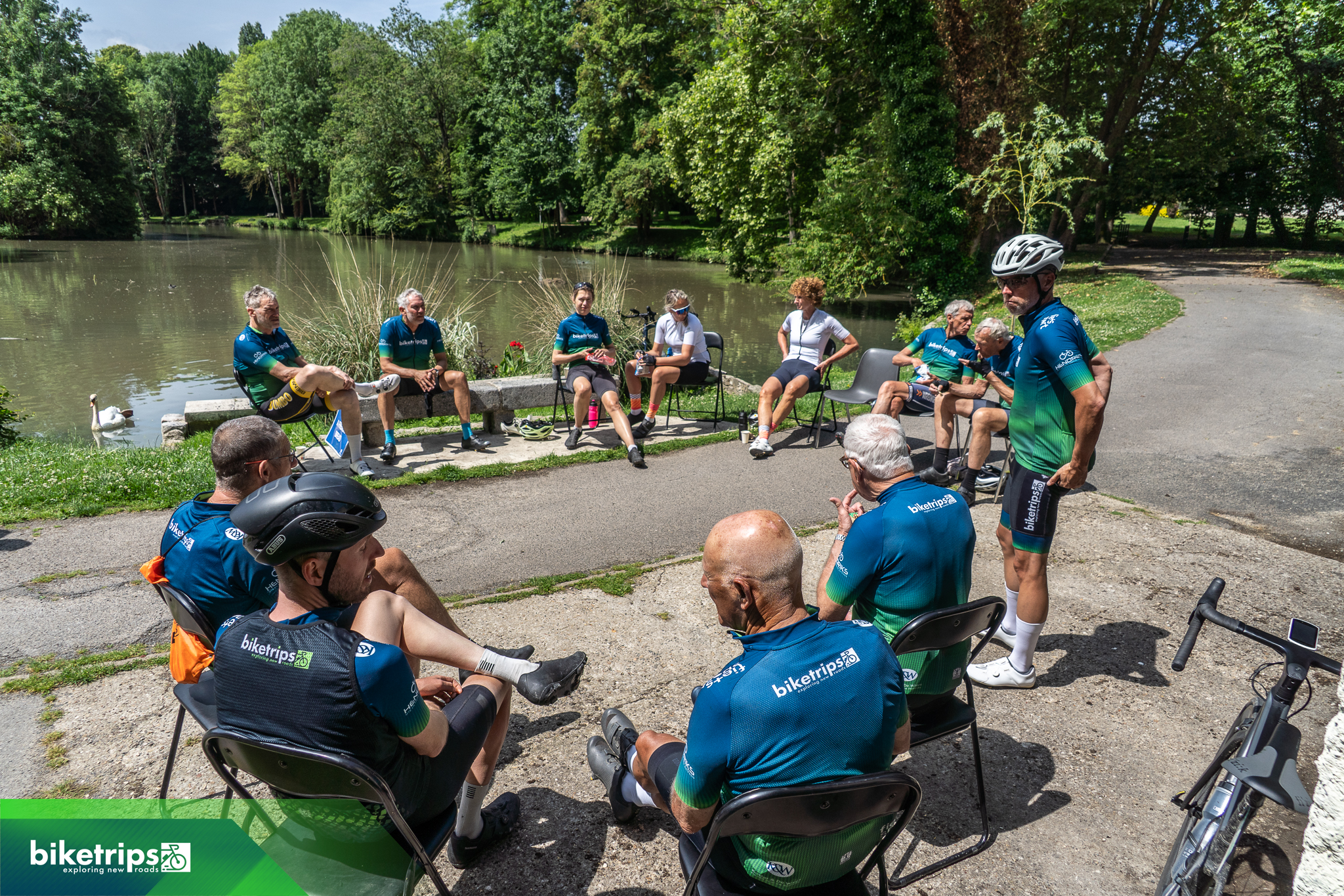 Lunchplek Road to Paris met groep fietsers voor vijver