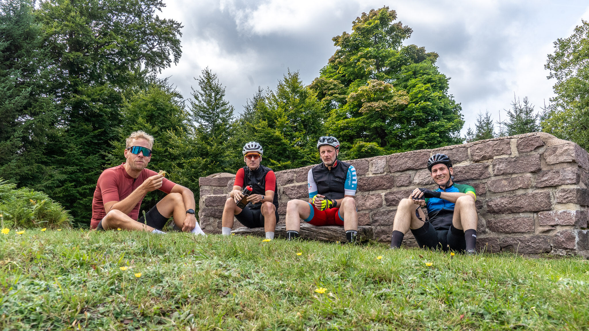Groepje fietsers rust uit op de top van de Col du Donon in de Vogezen
