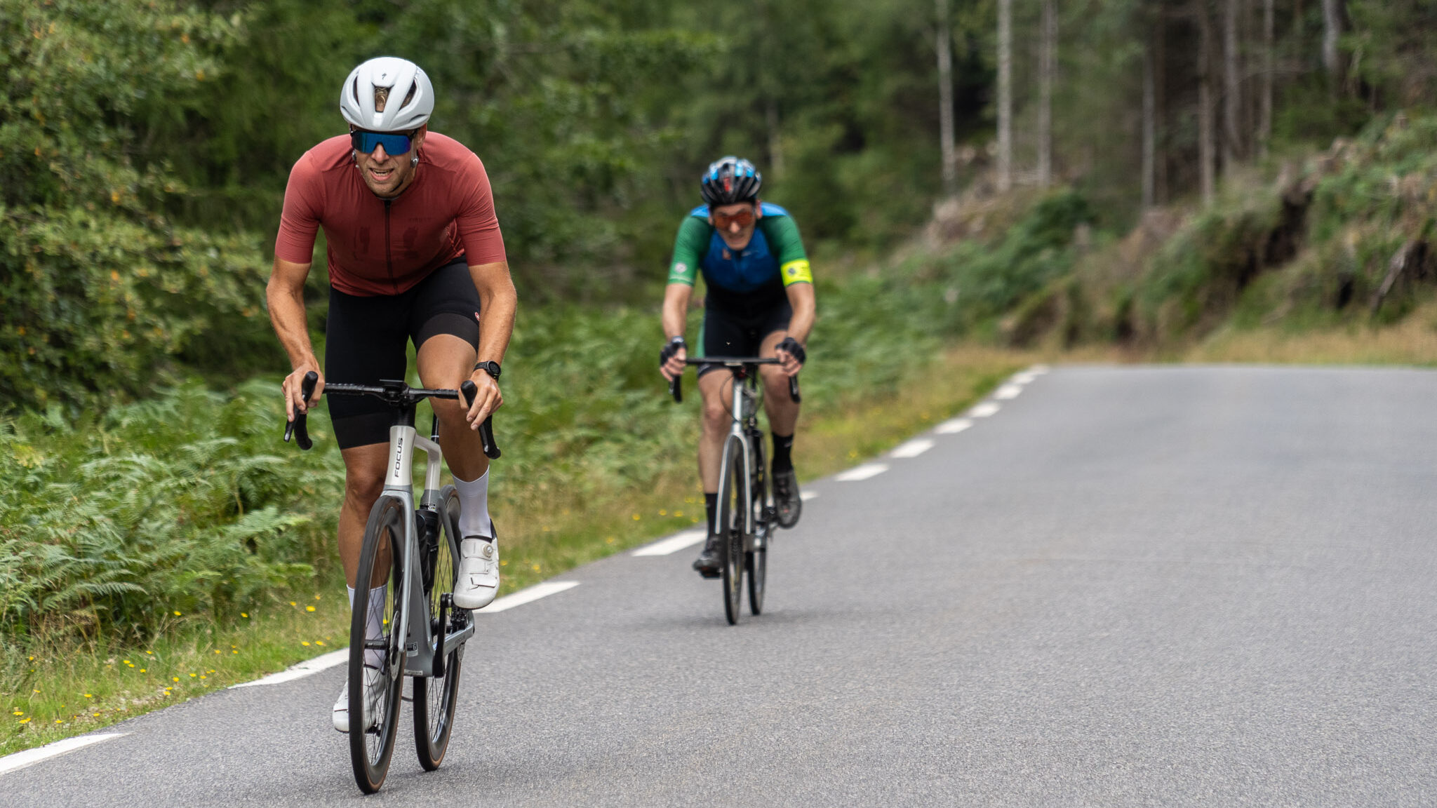 Fietsers beklimmen Col du Donon in Vogezen