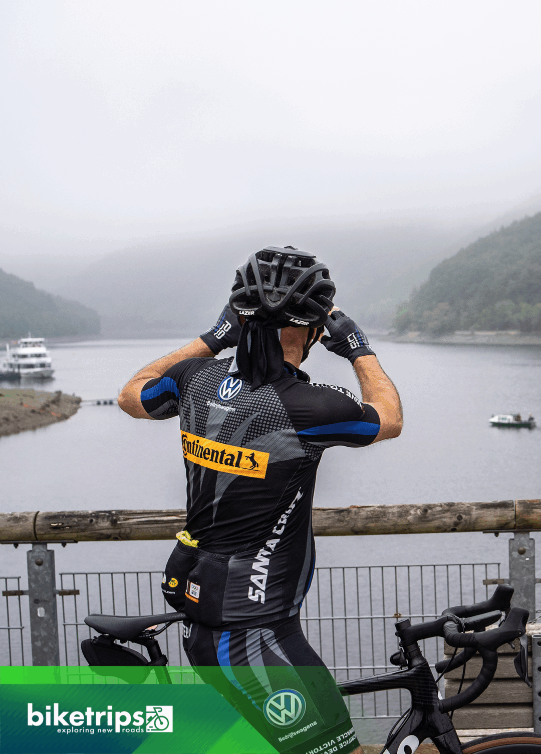 Fietser maakt foto van de Rursee in de Eifel