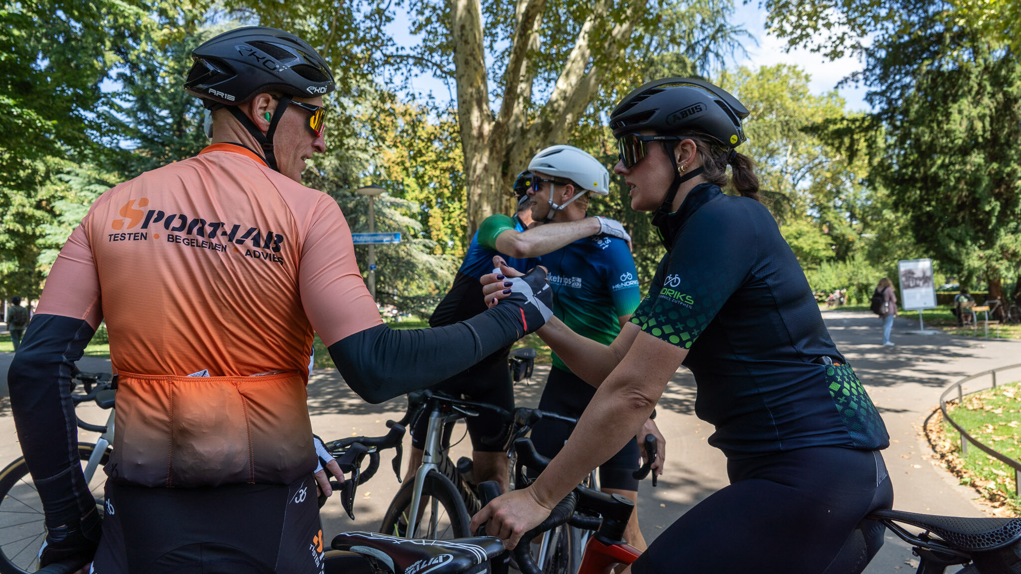 Fietsers feliciteren elkaar na voltooien Road to Vogezen