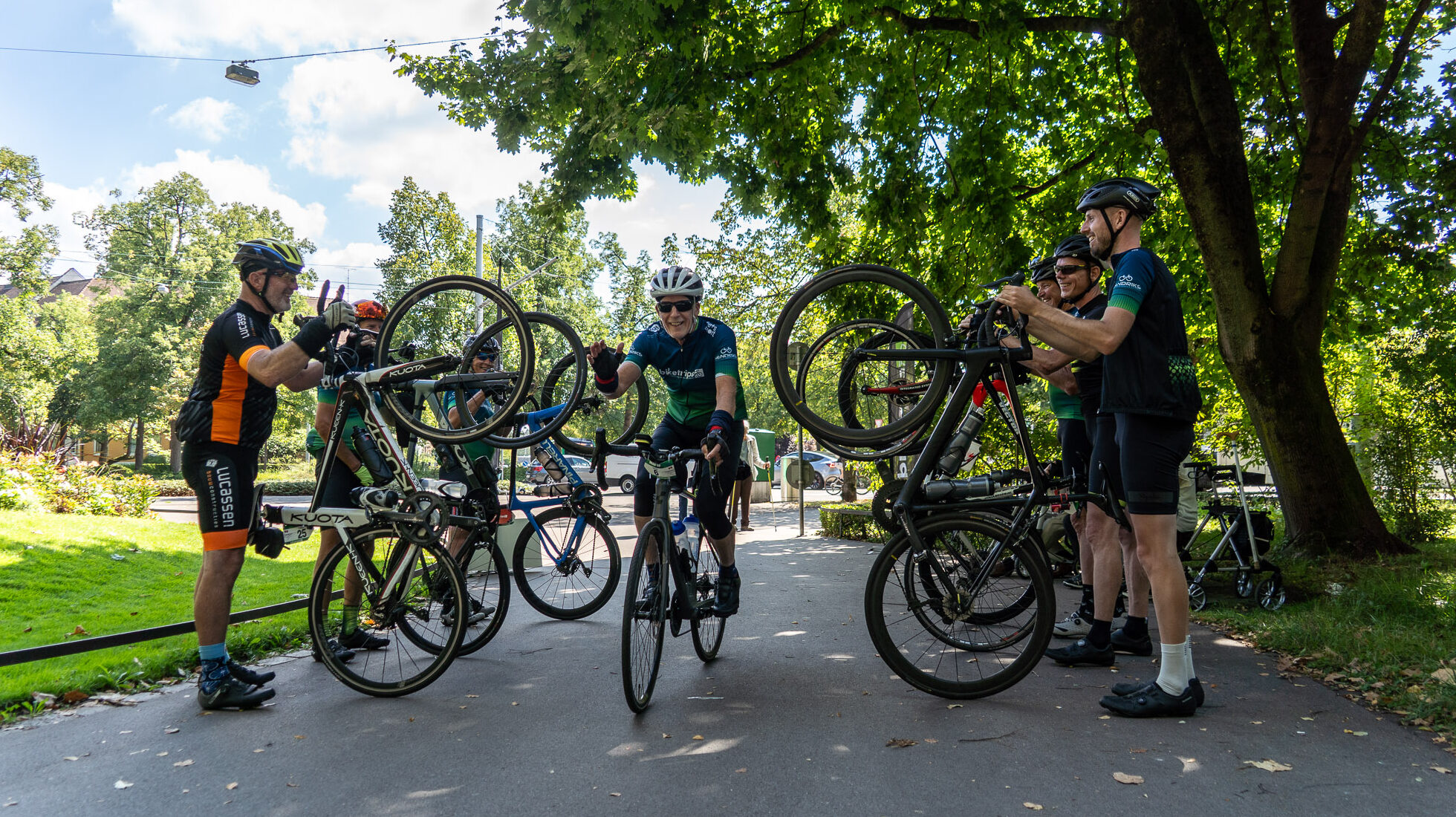 Fietsers vormen een erehaag voor finisher Road to Vogezen