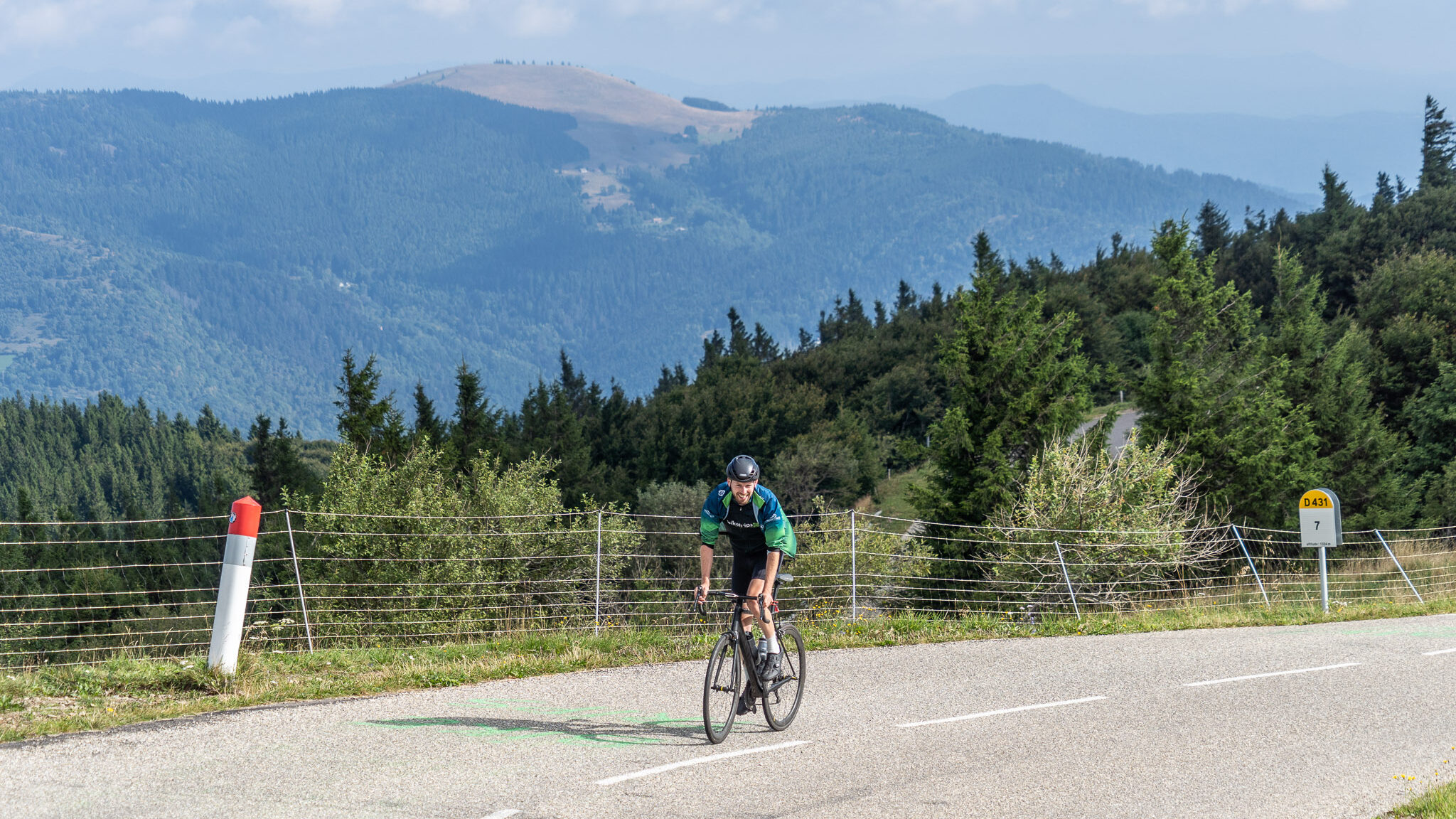 Fietser beklimt Grand Ballon in de Vogezen tijdens fietsvakantie