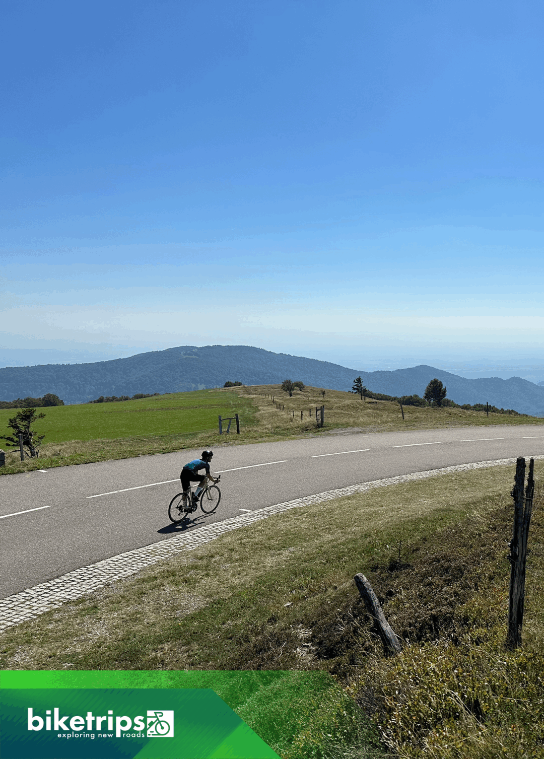 Fietser daalt af van de Grand Ballon in de Vogezen