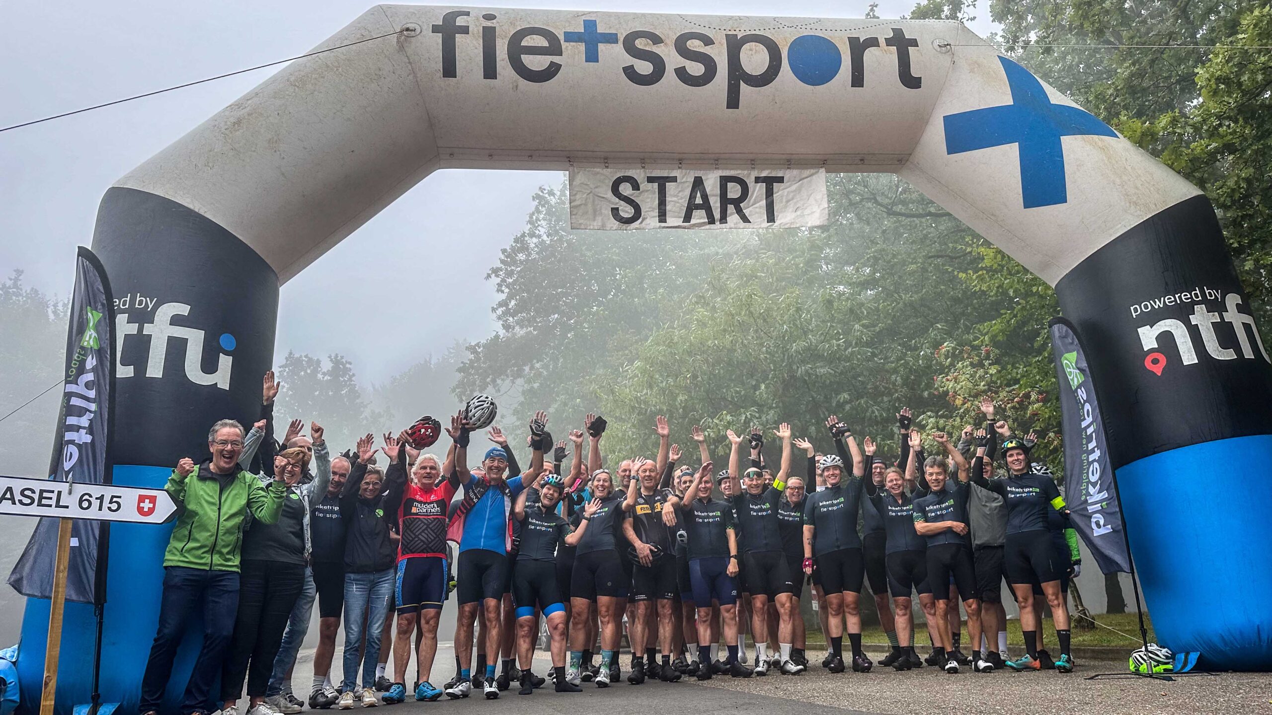 Groep fietsers bij start fietsvakantie Road to Vogezen