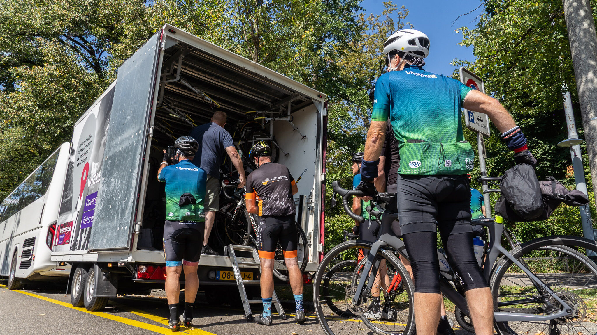 Fietsers laden fietsen in de wielerbus tijdens Road to Vogezen