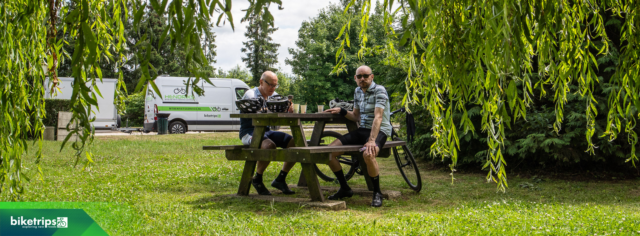 Fietsers tijdens lunch met fietsvakantie Five Countries Biketrips
