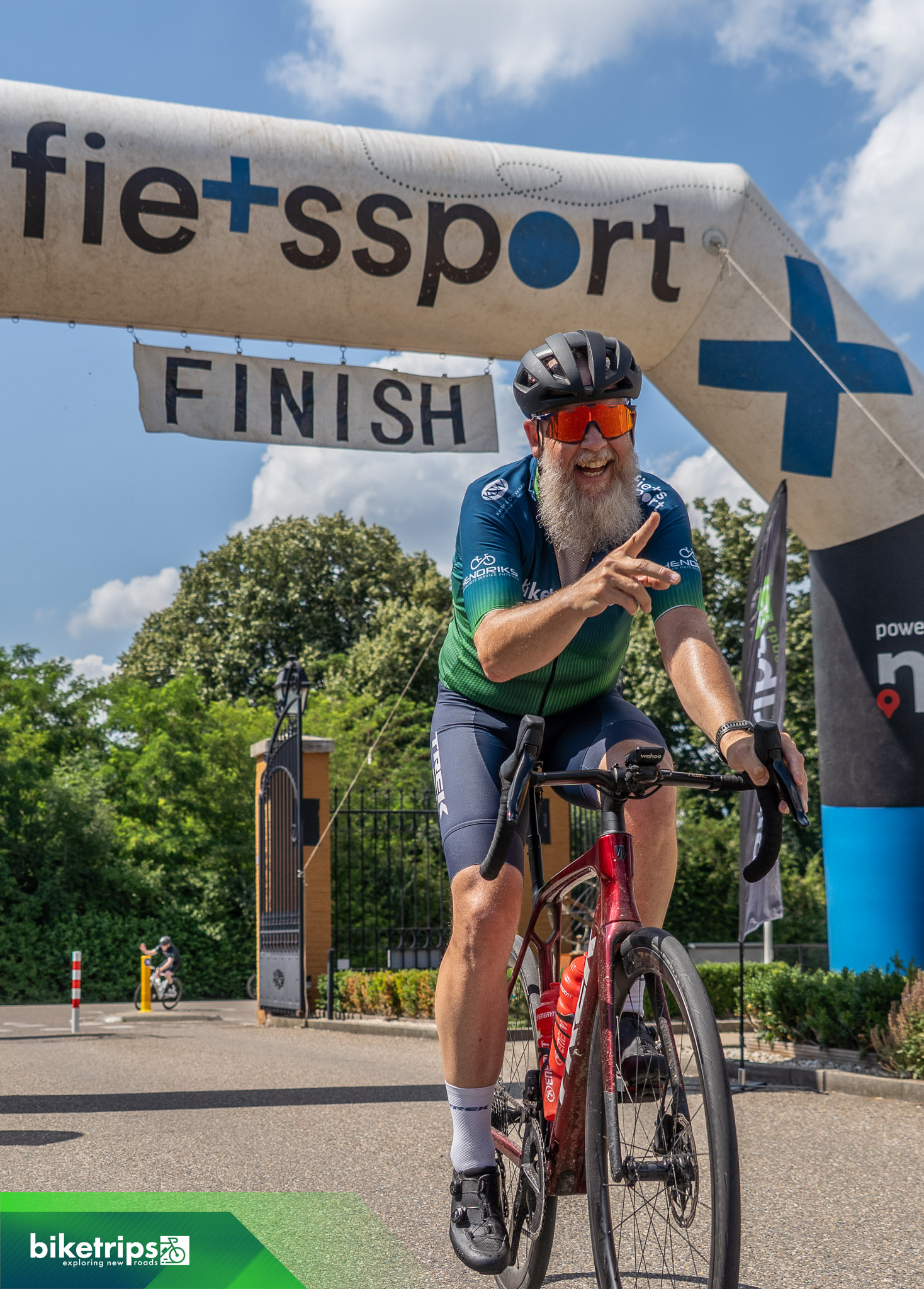 Fietser finisht op de Cauberg in Zuid-Limburg bij Landal op fietsvakantie