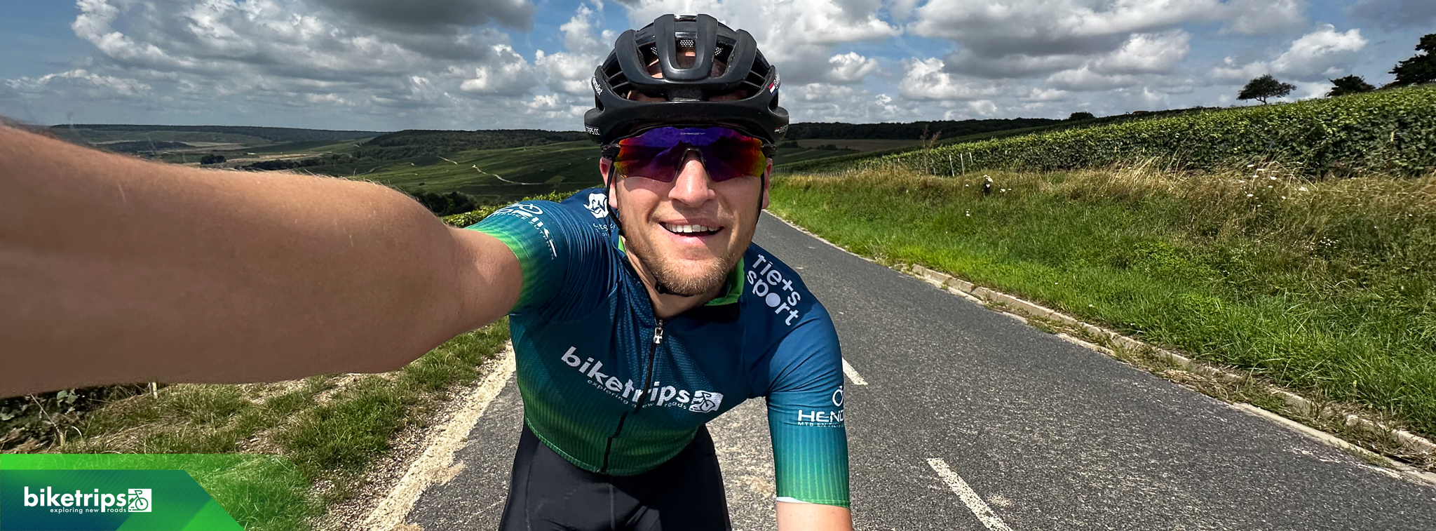 Biketrips mede eigenaar Bram fietst in Biketrips kleding door Frankrijk