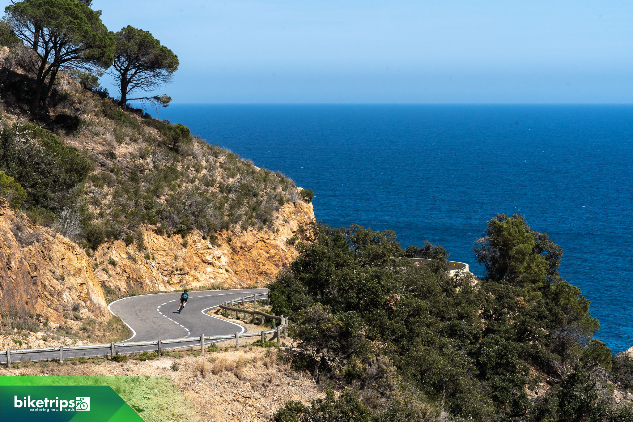 Fietsers fietsen langs de kust in Catalonië