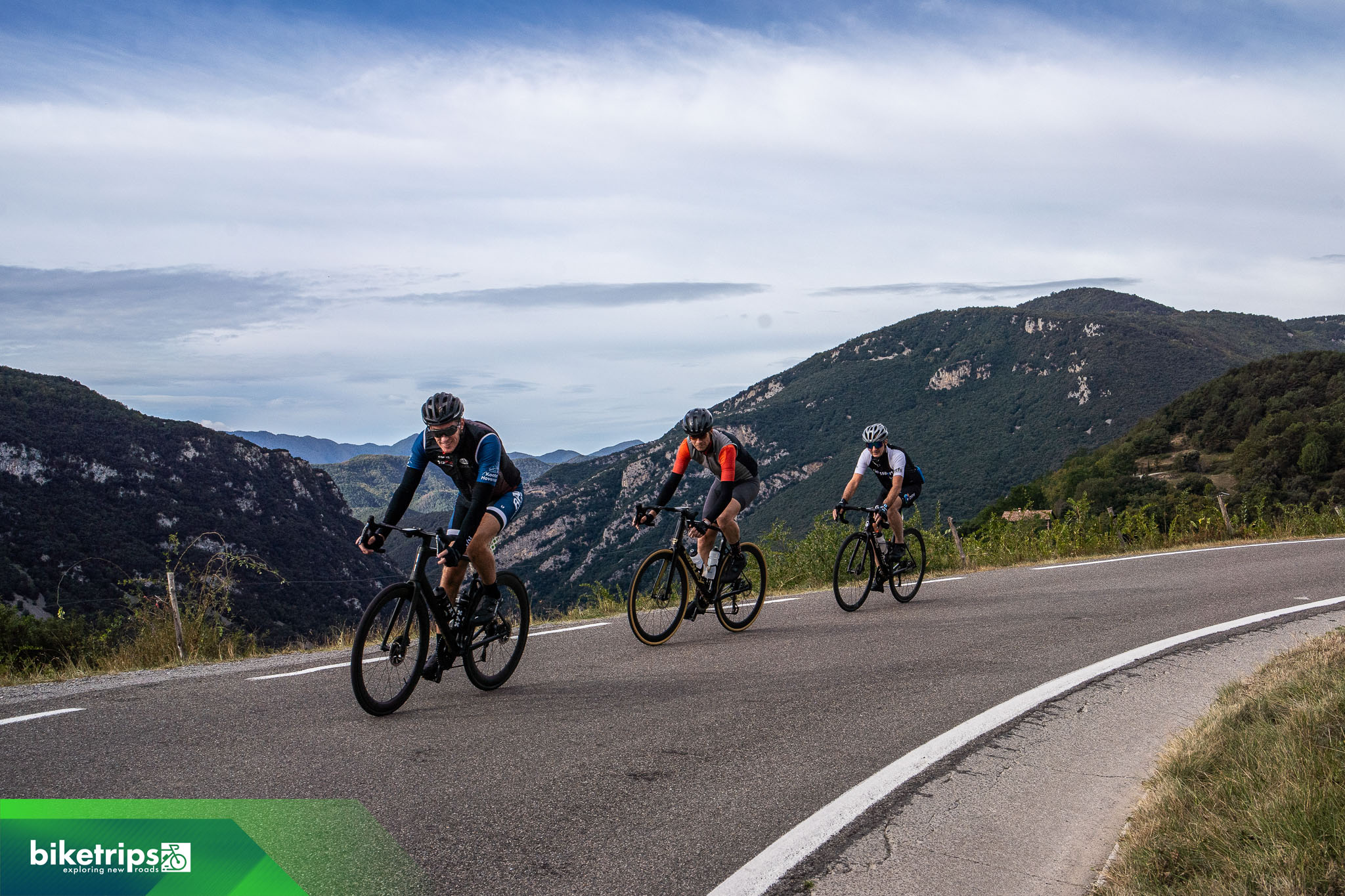 Fietsers dalen af in Alta Garrotxa tijdens fietsvakantie Spanje