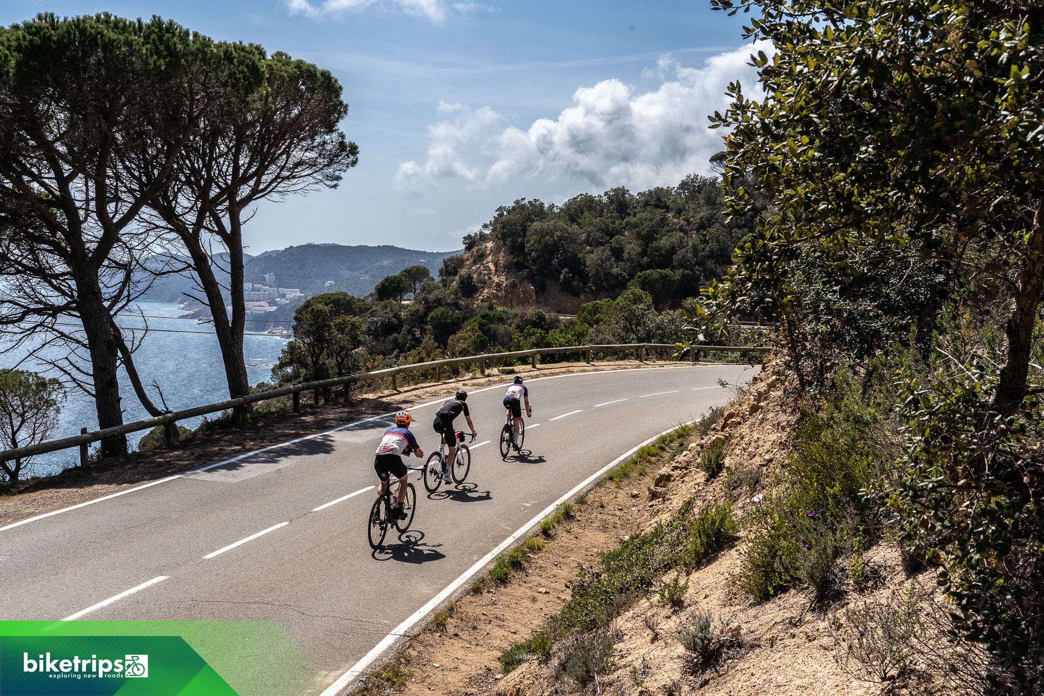 Fietsers fietsen langs de kust in Catalonië