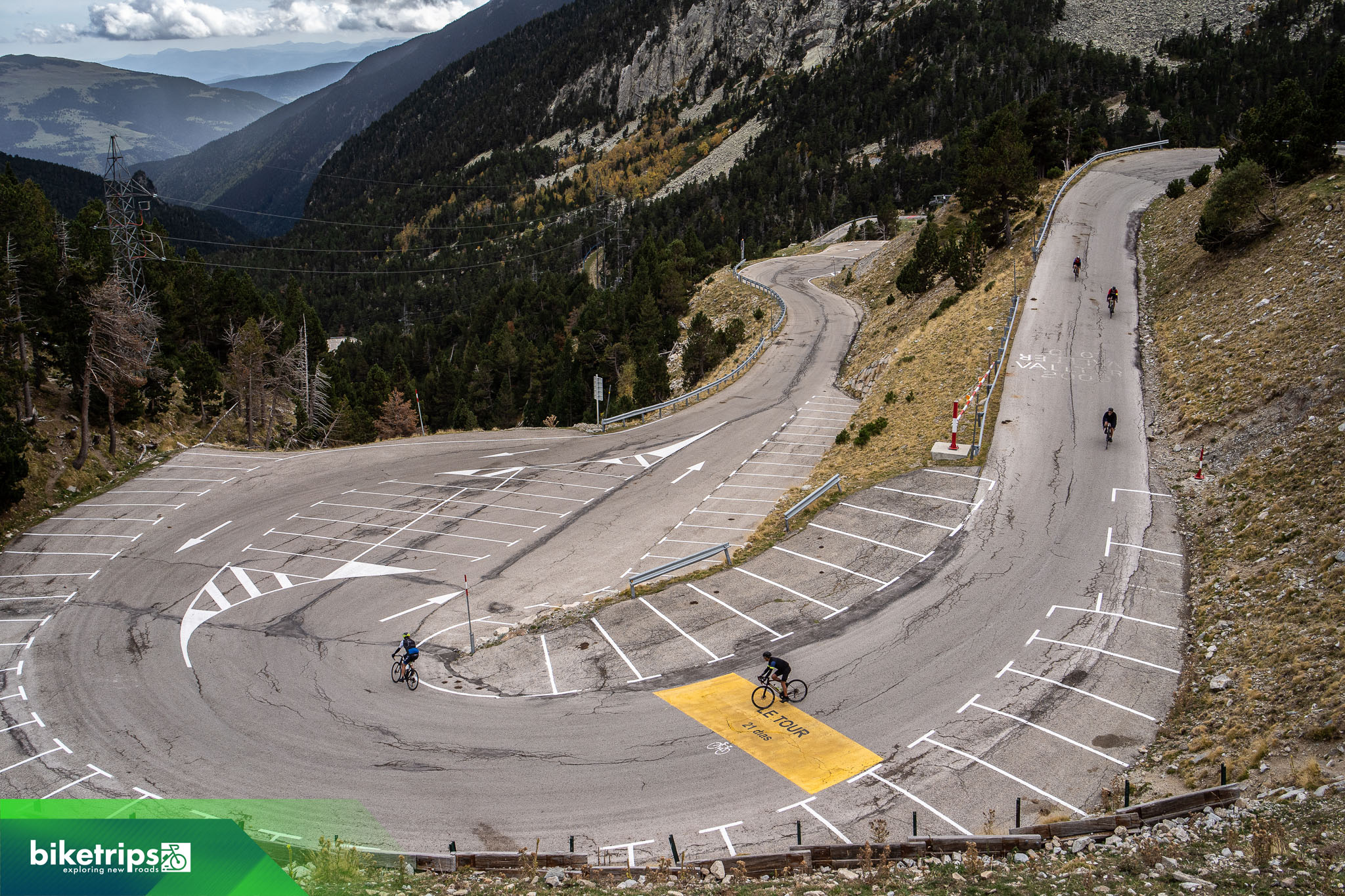 Groep fietsers dalen af op Vallter 2000 in de Pyreneeën tijdens fietsvakantie Spanje