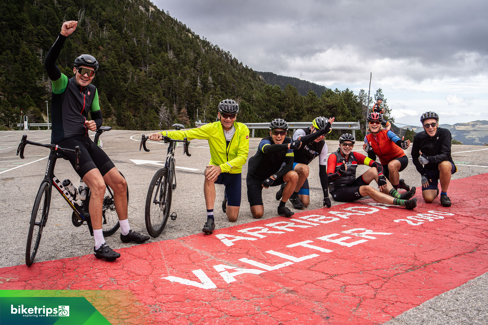 Groep fietsers op de top van Vallter 2000 in de Pyreneeën tijdens fietsvakantie Spanje