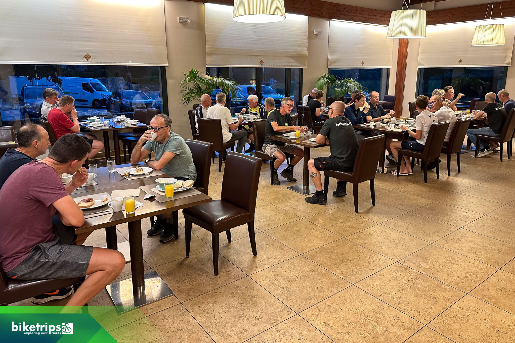 Fietsers aan het diner in Hotel Vall de Bas in Catalonie Spanje