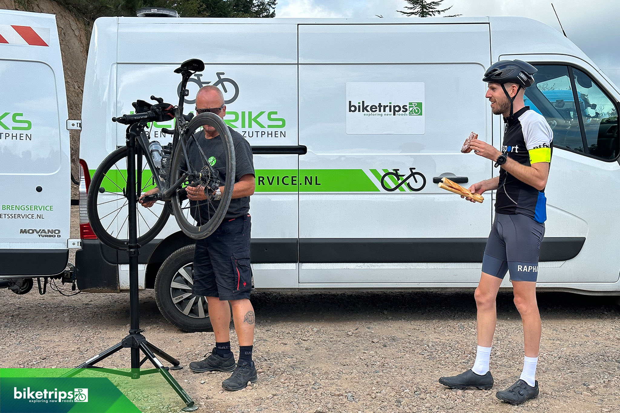 Fietser bij mecanicien Free Hendriks tijdens fietsvakantie Biketrips in Spanje
