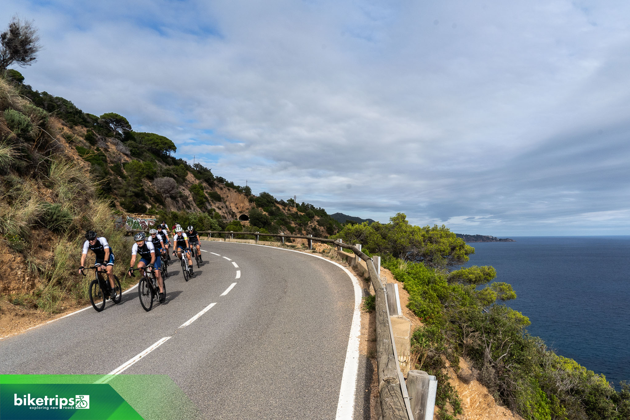 Fietsers fietsen langs de kust in Catalonië