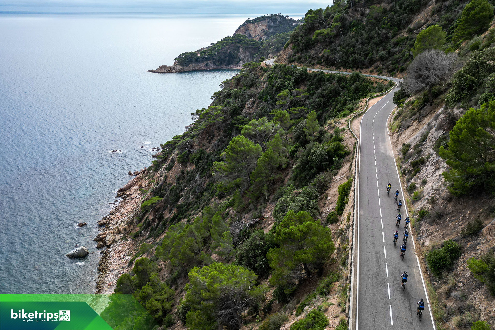 Dronefoto van groep fietsers op fietsvakantie in Spanje aan de Costa Brava