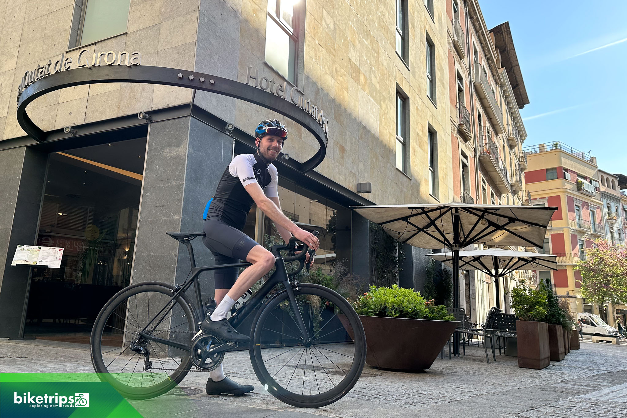 Fietser voor hotel in Girona Spanje