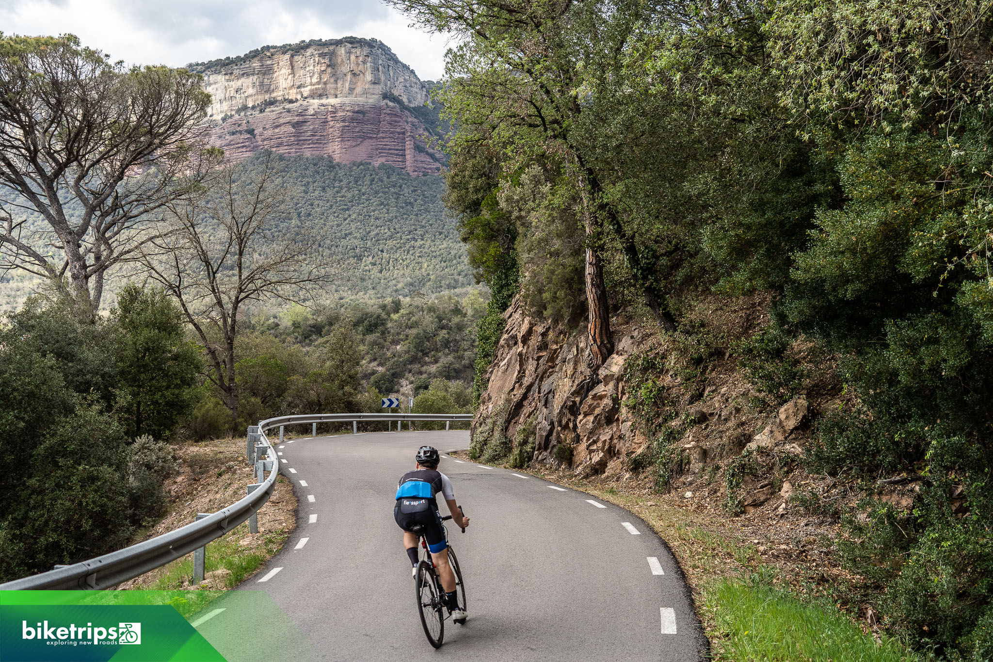 Fietser in de bergen van Catalonië in Spanje