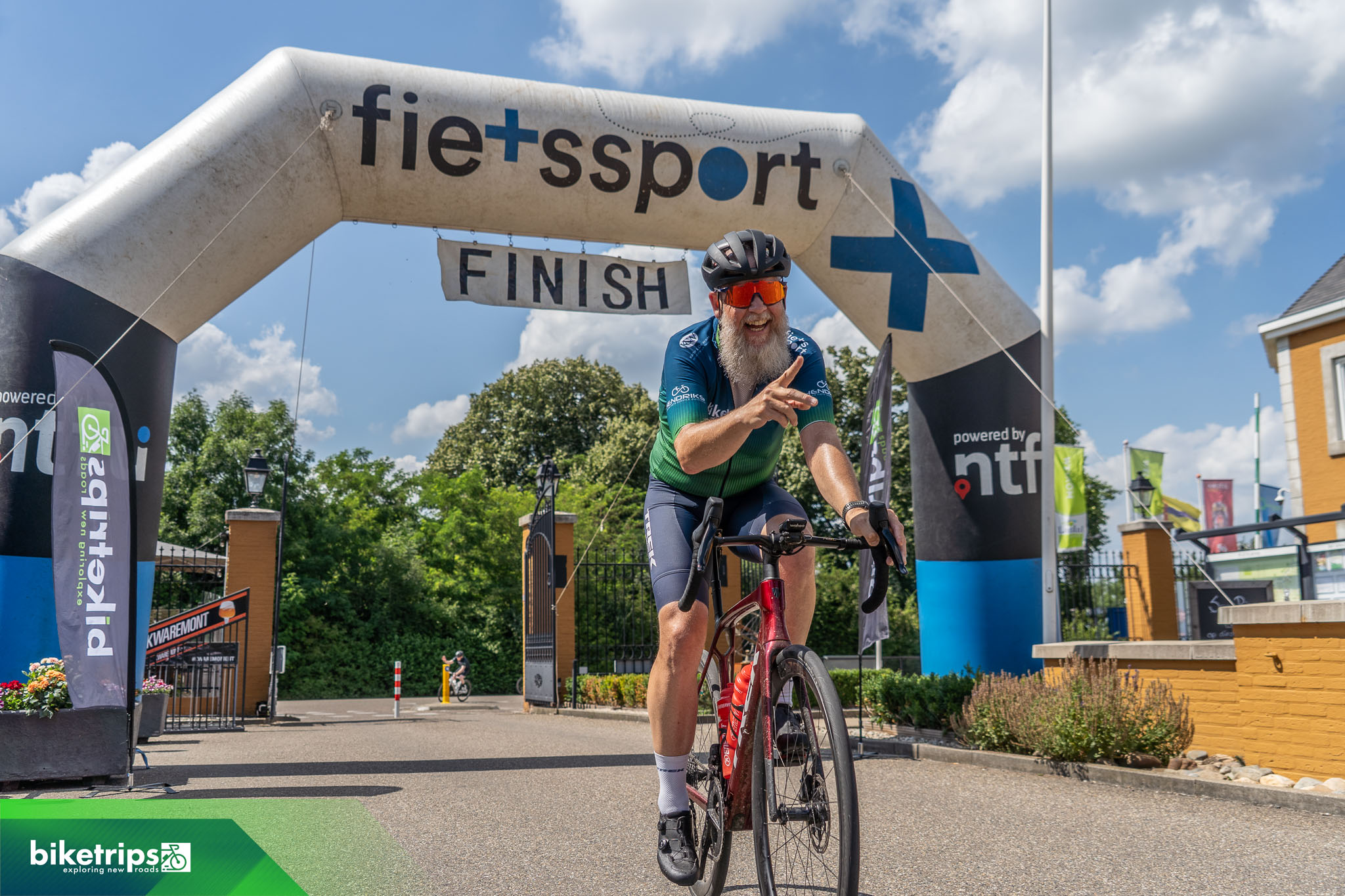 Fietser finisht bovenop Cauberg op fietsvakantie Biketrips