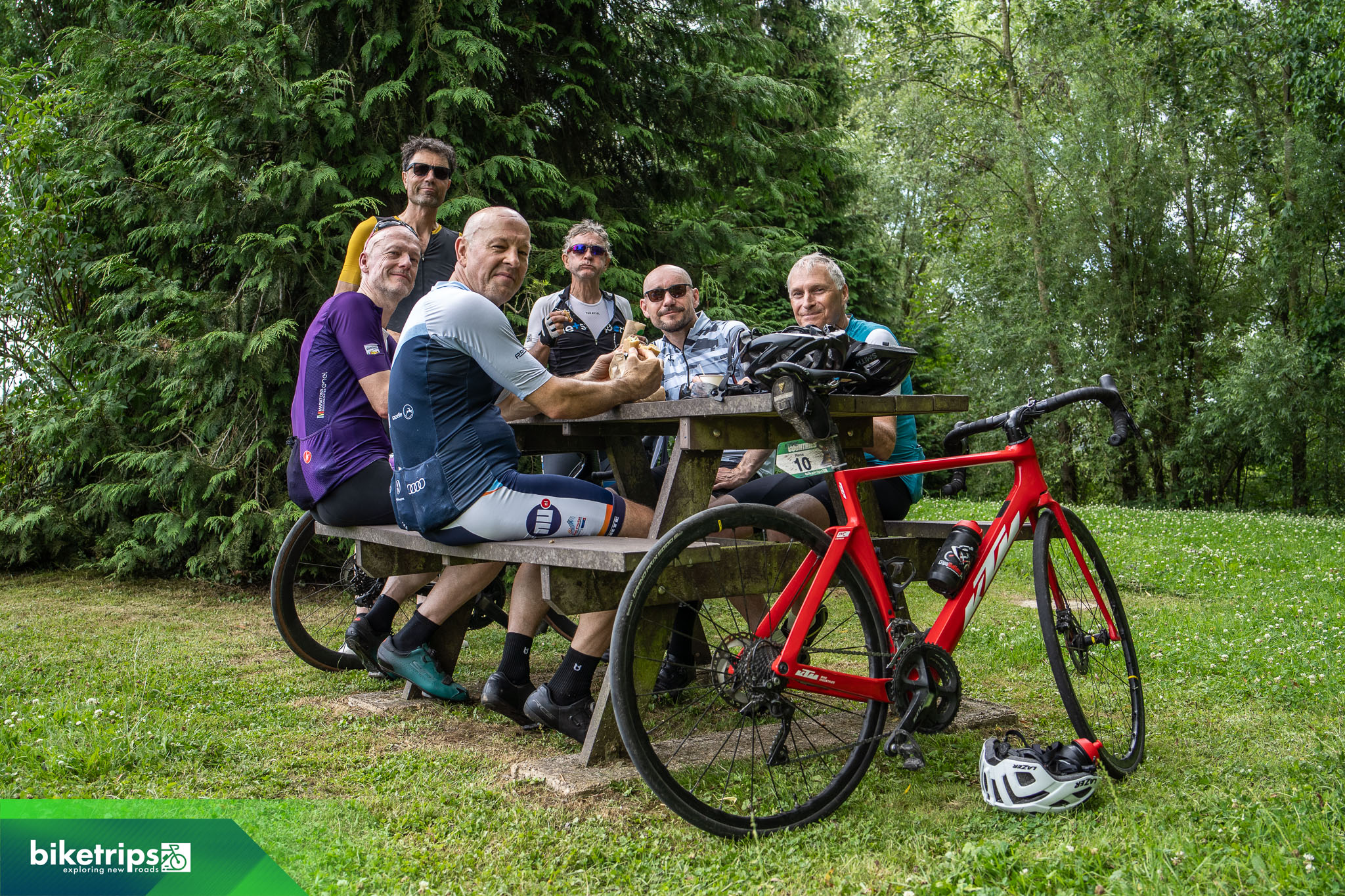 Fietsers bij bevoorrading Five Countries in Lorraine