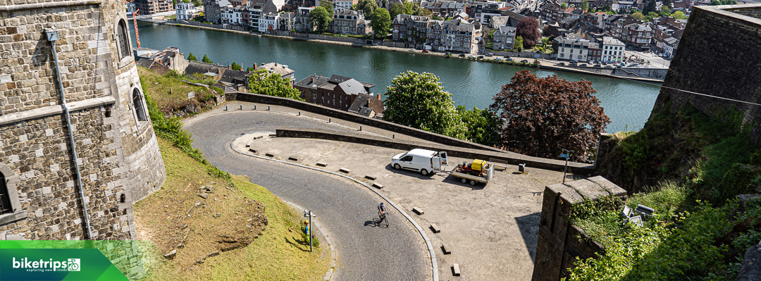 Fietser beklimt Citadel van Namen met Road to Paris fietsvakantie naar Parijs