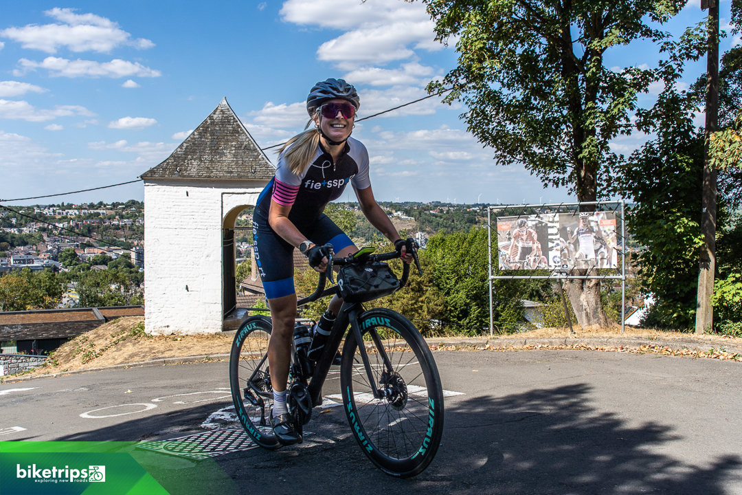 Fietser beklimt de Muur van Huy in Belgie