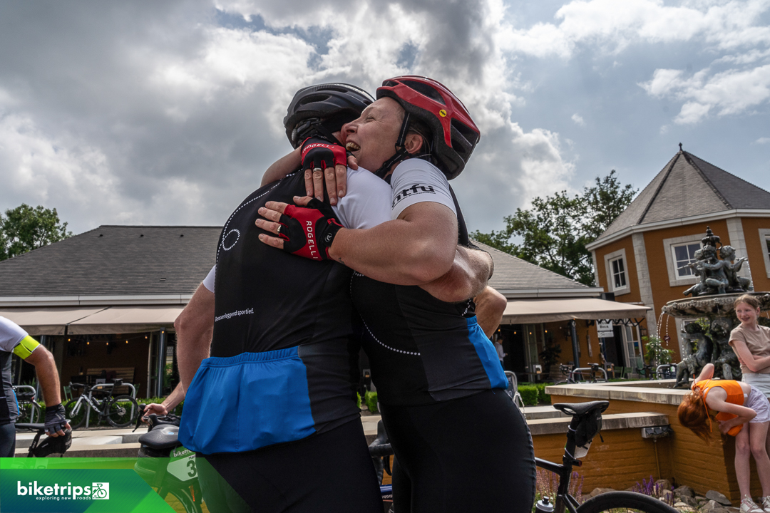 Fietsers blij bij finish op de Cauberg met fietsvakantie Five Countries