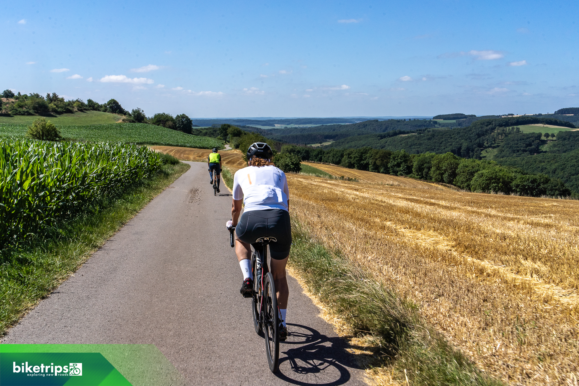 Fietser in afdaling Luxemburg Eislek op fietsvakantie
