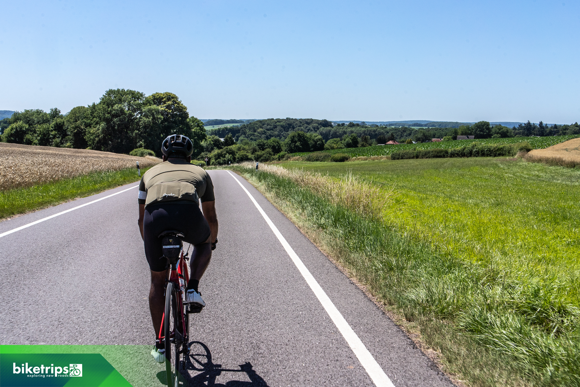 Fietser in glooiend Gutland in Luxemburg op fietsvakantie
