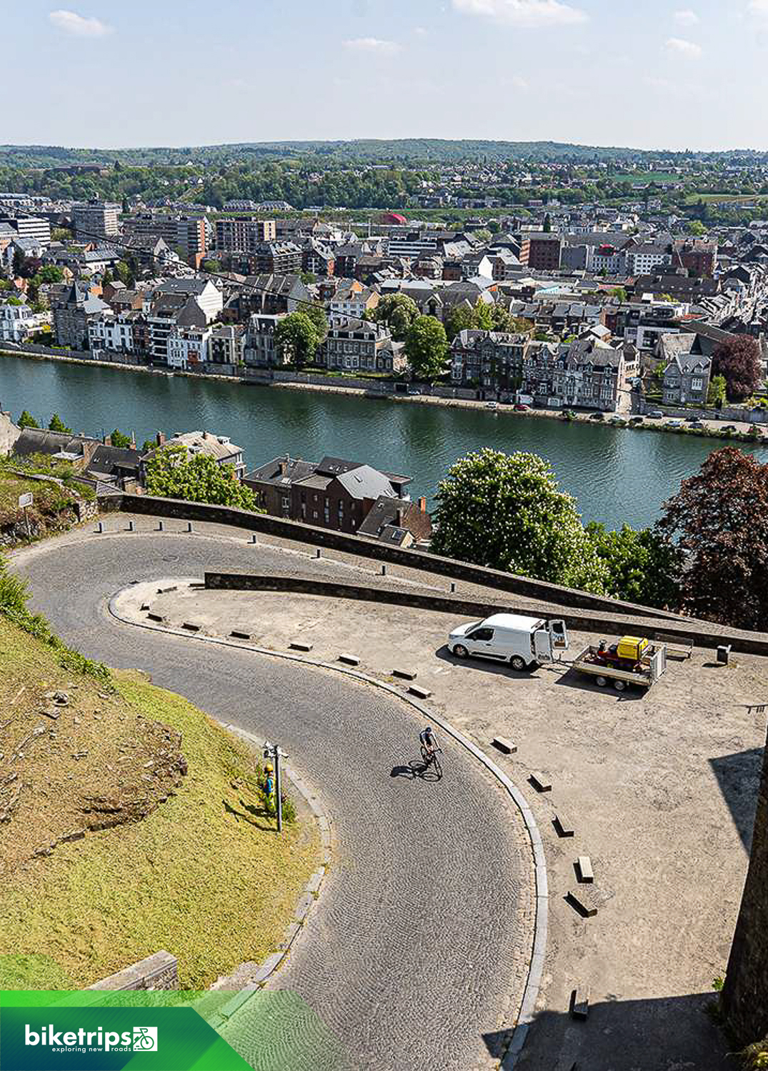 Fietser beklimt de citadel van Namen op fietsvakantie in Belgie