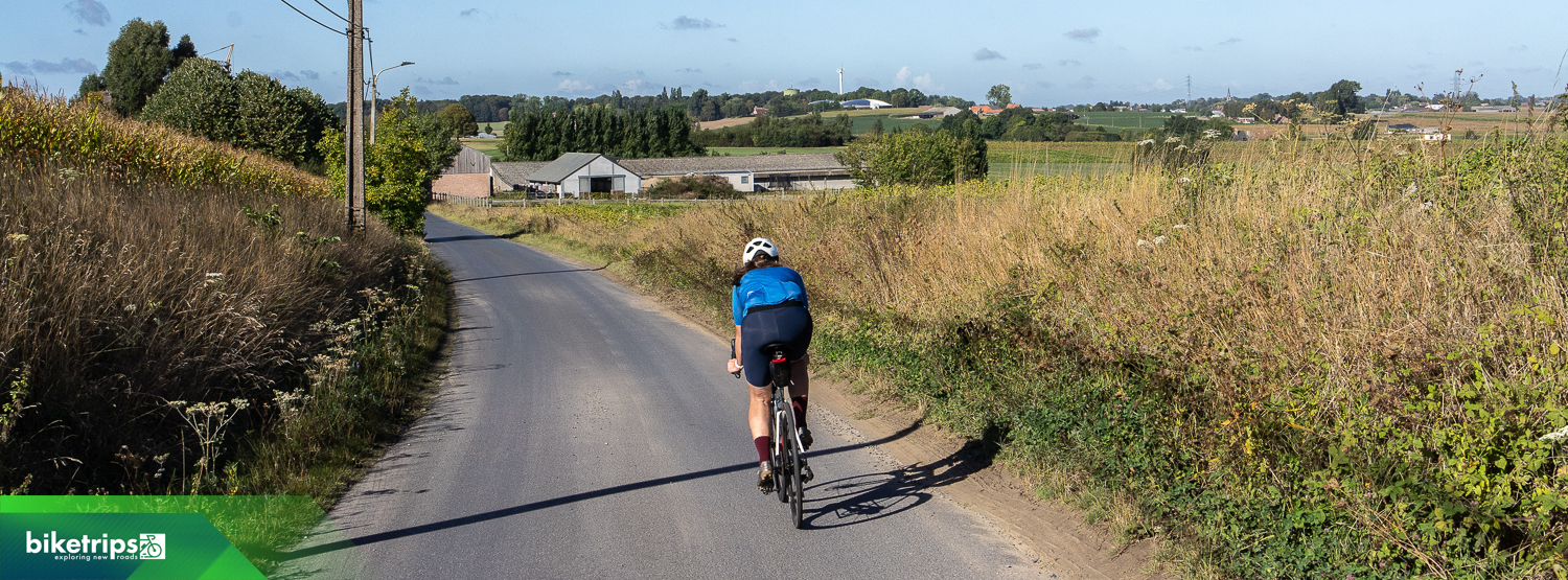 Fietser daalt af in heuvelland Vlaanderen tijdens fietsvakantie Road to London