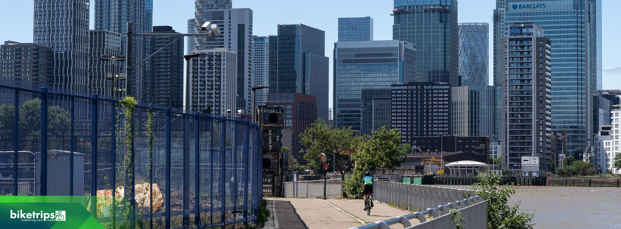 Fietser fietst langs de Theems naar centrum Londen