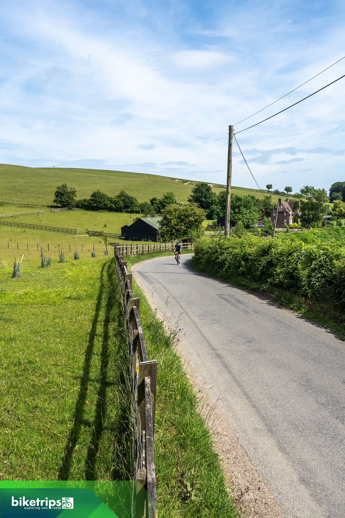 Fietser fietst langs golvende weilanden in Kent Downs National Landscape